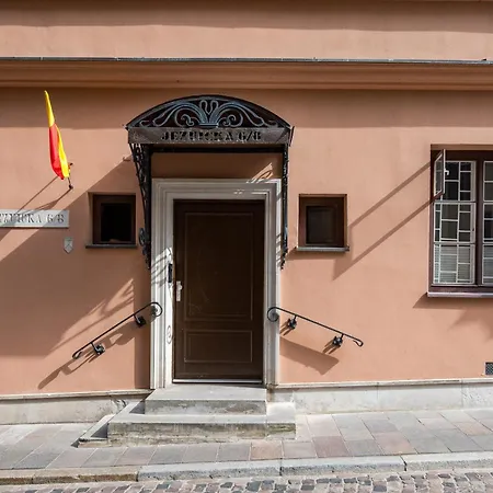 Jezuicka Charming By Bookinghost