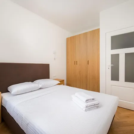 Jezuicka Charming By Bookinghost * Varsavia